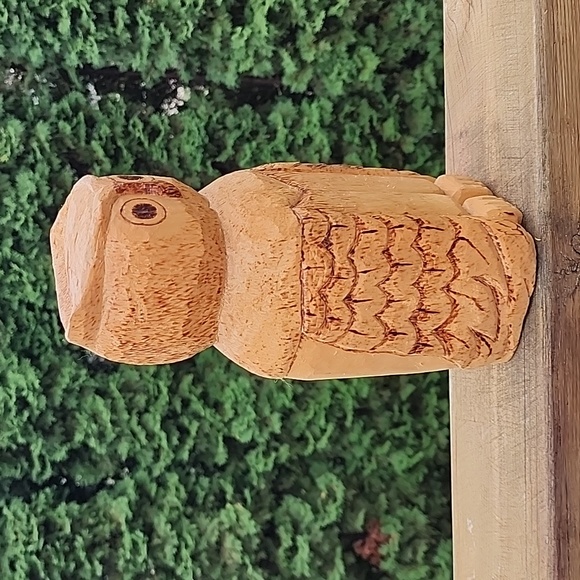 Primitive hand carved wooden owl figurine - Picture 10 of 16